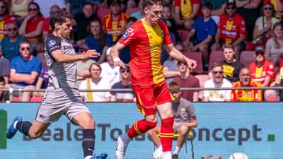 Go Ahead Eagles spelers in actie tijdens een Eredivisie-thuiswedstrijd in De Adelaarshorst in Deventer