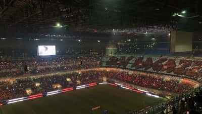 San Siro Stadion vor einem AC-Milan-Spiel in Mailand