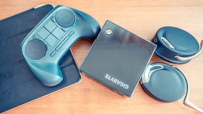 Steam Machine di Gigabyte e Steam Controller di Valve su supporto di legno