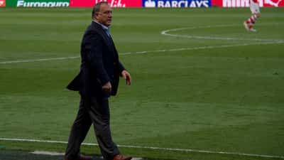 Dick Advocaat langs de zijlijn tijdens een voetbalwedstrijd