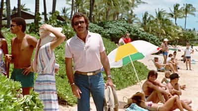 Tom Selleck acteur lachend op rode loper in zwart pak