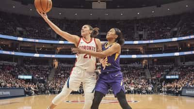Joueuses de basket-ball WNBA en action lors d'un match à Toronto
