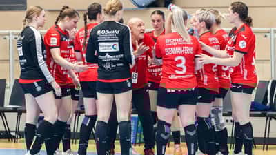 Kvindelig håndboldkamp i Bundesliga – symboliserer pres og belastning i eliteidrætten