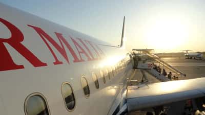 Aereo all'aeroporto di Milano Linate, pista e terminal visti dall'esterno