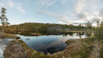 Panoramautsikt over innsjø og vidde i Finnmark, Nord-Norge