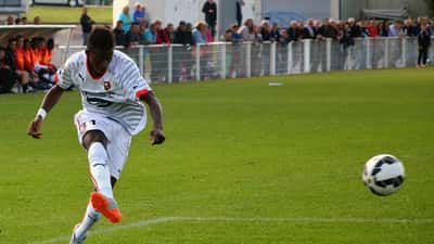 Ousmane Dembélé lors d'un match de football, contrôle de balle
