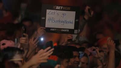 Dartspiller i aktion under Premier League Darts-turnering i Berlin