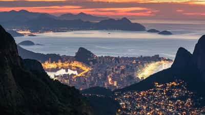 Vista panorâmica do Rio de Janeiro com Rocinha e Ipanema ao fundo, regiões vulneráveis durante a temporada de chuvas
