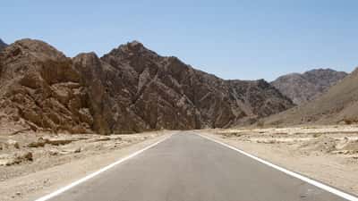 Route désertique de la péninsule du Sinaï en Égypte avec relief rocheux