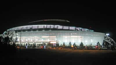 Dallas Cowboys Stadion bei Nacht – AT&T Stadium in Arlington, Texas