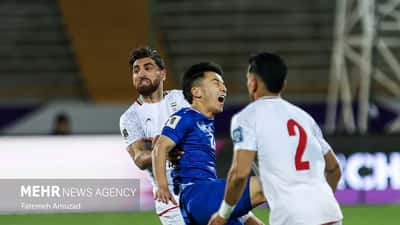 Jogadores do Uzbequistão em ação num jogo qualificador para o Mundial 2026 no Estádio Azadi em março de 2025