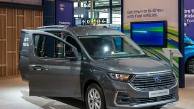 Padiglione dell'IAA Transportation di Hannover con veicoli commerciali e camion elettrici esposti