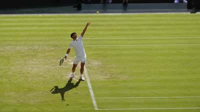 Carlos Alcaraz serverer ved Wimbledon 2025