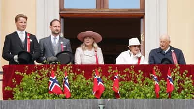 Det norske kongehuset på Slottsbalkongen 17. mai 2026, med kronprins Haakon og kong Harald V