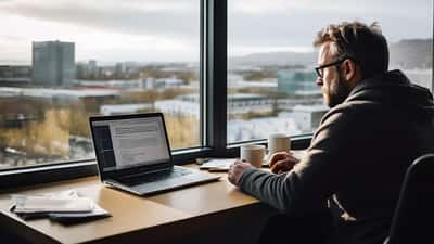 IT sérfræðingur á Íslandi skoðar EU AI Act reglugerðina á fartölvu