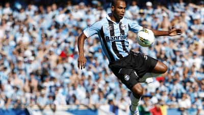 Torcedores do Gre-Nal nas arquibancadas durante o clássico entre Grêmio e Internacional em Porto Alegre
