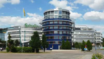 Travtävling vid Solvalla travbana i Stockholm, hästar i aktion på banan