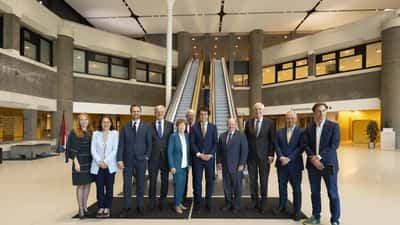 Staatssecretaris Derk Boswijk bespreekt defensiecloud met delegatie in Den Haag