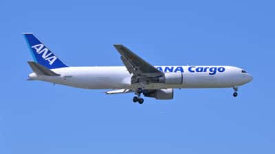 Boeing 767 avión de carga en aproximación final, tipo del avión involucrado en el accidente de Miami el 7 de septiembre de 2026