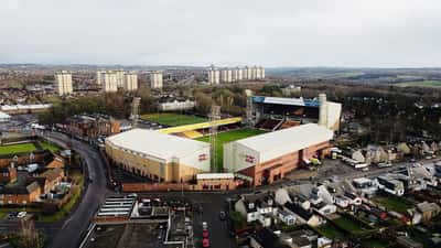 Vista aérea do Estádio Fir Park, em Motherwell, Escócia, palco do jogo da Conference League UEFA 2026