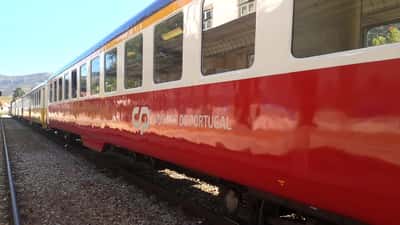 Comboio CP Comboios de Portugal na linha do Douro na Estação do Pinhão, símbolo dos transportes públicos portugueses