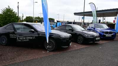 BMW i5 und i7 Elektrofahrzeuge auf einem Parkplatz in England