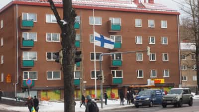 Suomen lippu puolitangossa suruliputuksessa Mäkelänkadulla Helsingissä