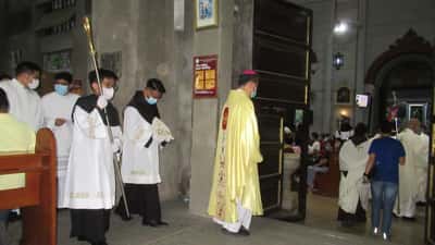 Carlo Acutis durante una celebrazione religiosa, patrono di Internet e primo santo millennial