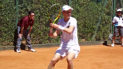 Jesper de Jong op tennisbaan — financieel plannen als ATP-tennisprof in 2026