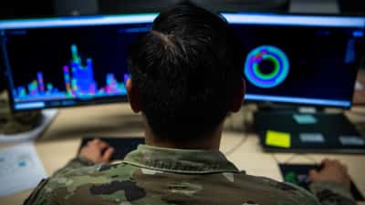 Opérateur informatique surveillant un réseau, illustration de la cybersécurité