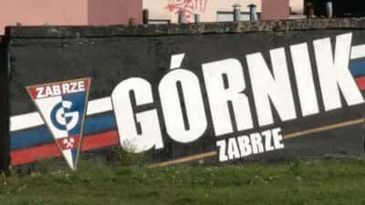 Mural artístico do Górnik Zabrze na Polônia, representando a tradição do clube europeu