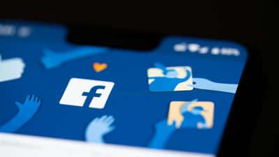 Smartphone affichant l'application Facebook, illustration de la panne du 12 juin 2026