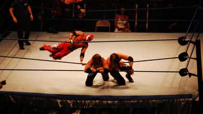 Rey Mysterio ejecutando su icónico movimiento 619 en el ring