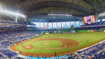Vue panoramique du loanDepot Park à Miami, stade des Miami Marlins de la MLB