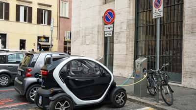 Auto elettrica al parcheggio di ricarica EV a Roma, Italia