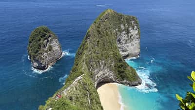 Kelingking Beach T-Rex Bay cliff on Nusa Penida, Bali, site of the 2026 fatal tourist fall