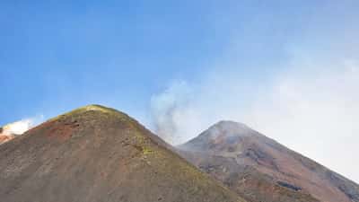 Éruption de l'Etna en Sicile, nuage de cendres au-dessus du volcan, aéroport de Catane affecté