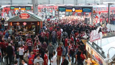 Champions League Bayern München-fans bij het Hauptbahnhof München voor een Europese wedstrijd