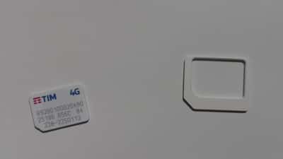 SIM card TIM con icona lucchetto e notifica Garante Privacy italiana 2026