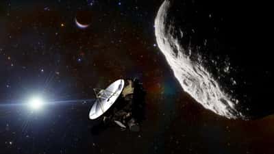 Sonda New Horizons da NASA em representação artística ao passar por Plutão no sistema solar exterior
