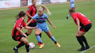Alisha Lehmann en action sur le terrain de football, joueuse internationale suisse