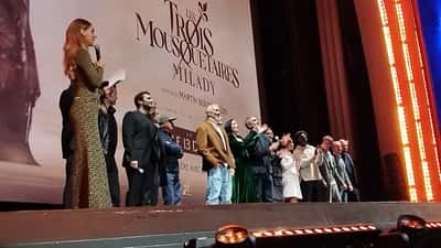 Équipe du film Les Trois Mousquetaires lors d'une avant-première au Grand Rex, Paris