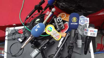 Microfoons bij een media-awarduitreiking, symbool voor de Ere Nipkowschijf die het NOS Jeugdjournaal won in 2026