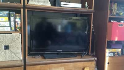 Televisor de pantalla plana en una sala de estar