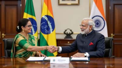 Diplomata brasileiro e oficial indiano apertam as mãos em frente às bandeiras dos dois países em Nova Délhi
