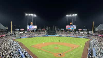 Vista aérea del Dodger Stadium durante un partido de béisbol de la MLB en Los Ángeles, California
