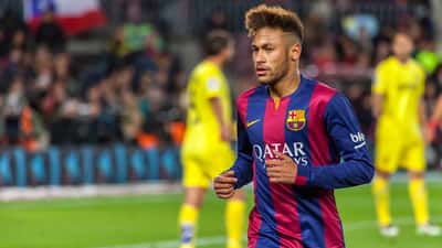 Neymar Jr. con la camiseta del Brasil en accion durante un partido oficial