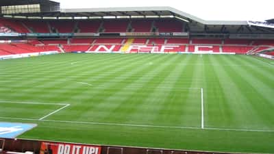 Vista interna do City Ground, estádio do Nottingham Forest, palco da abertura da Premier League 2026/27