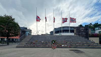 Blomster og mindetributter til Kong Harald V på Sam Eydes pladsen i Arendal september 2026