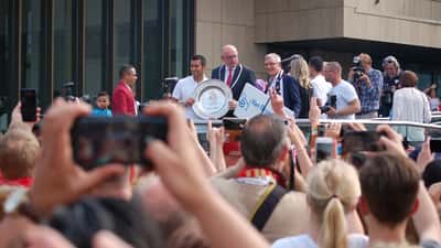 Giovanni van Bronckhorst bij een huldiging in Krimpen, trainer van Feyenoord in 2026